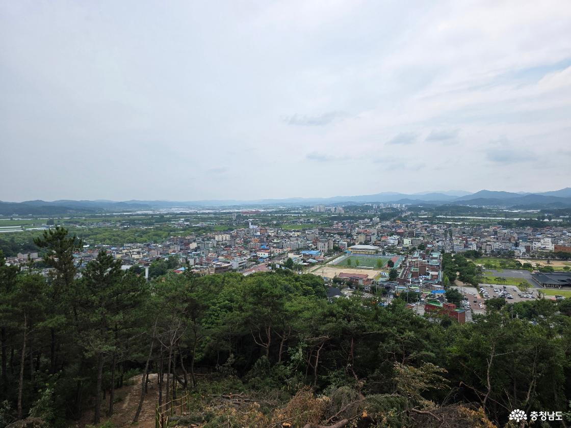 정상 부근에서 내려다본 평화로운 주변 마을 전경이다