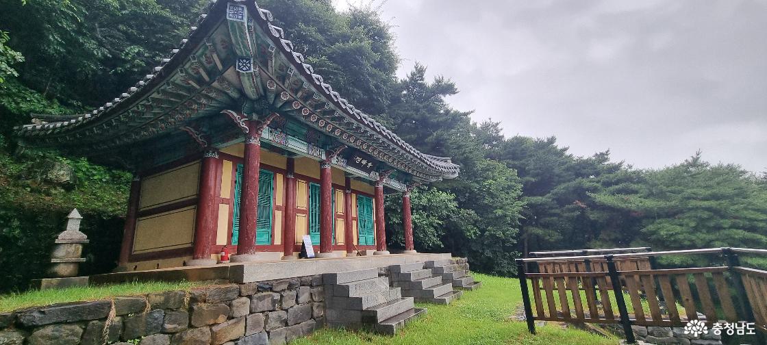 충청남도 홍성군에 위치한 최영 장군 사당의 정식 명칭은 '기봉사(奇峰祠)'이다.