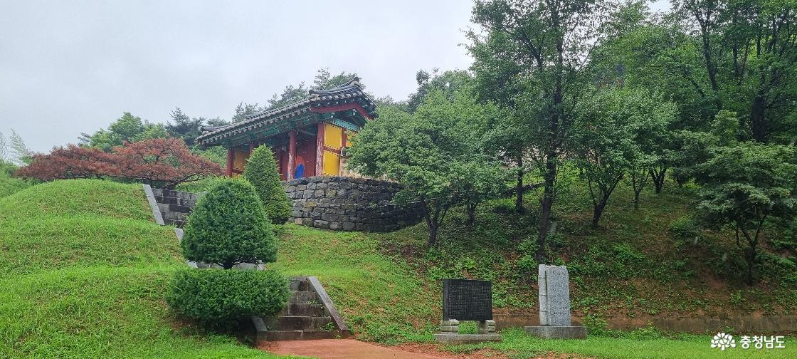 노은단은 성삼문 유허지의 문화유산으로 사육신의 위패를 묻고 제사를 지내는 제단이다.