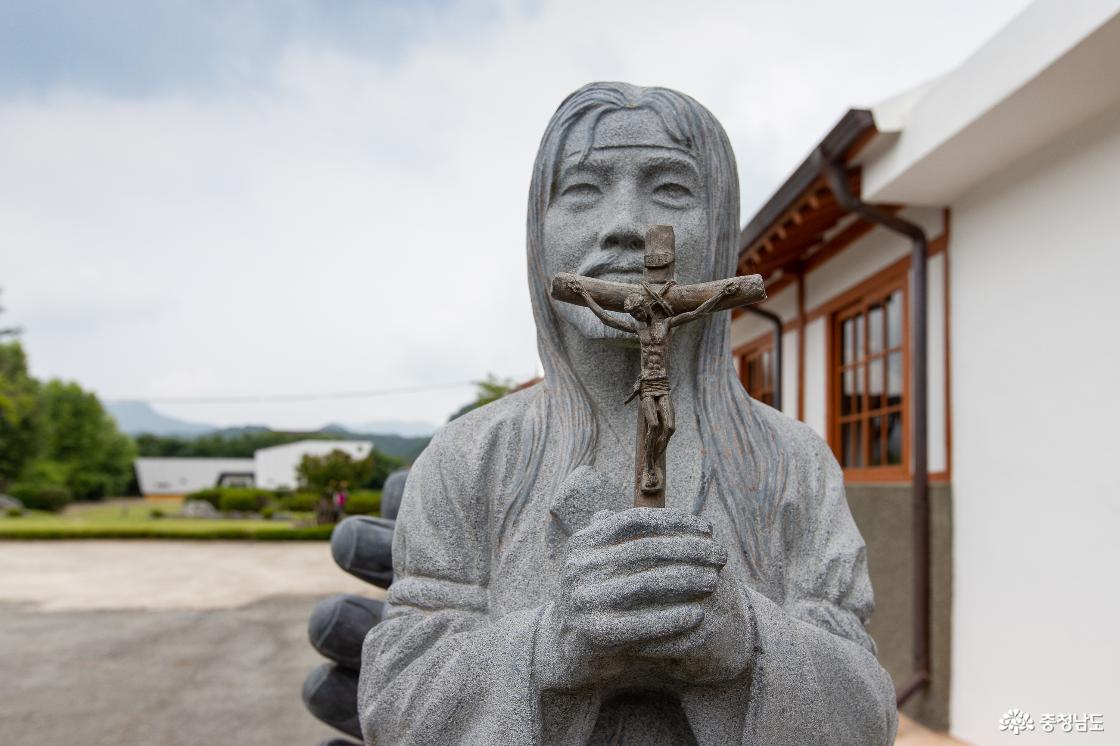 5. 진산성지 (구)성당의 순교자 조형물