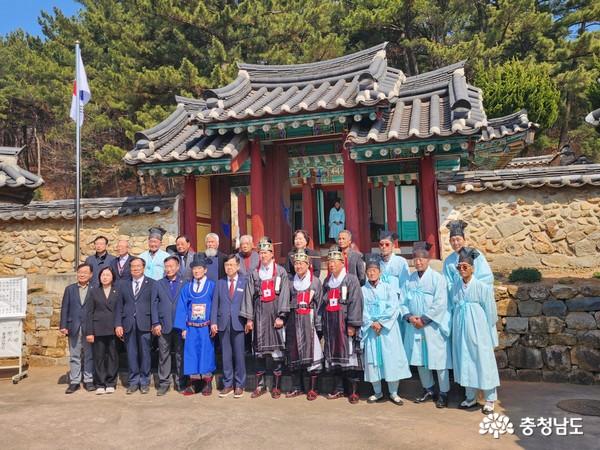 서산 지곡면 부성사에서 고운 최치원을 기리는 제향이 봉행되고 있다. 최치원의 흔적은 서산을 넘어 중국 양저우의 기념관으로도 이어진다.