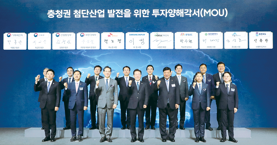 7월 2일 충남 아산시에서 열린 &lsquo;충청권 첨단산업 발전비전 국민보고회&rsquo;에 참석자들이 기념촬영을 하고 있다. 앞줄 왼쪽부터 강훈식 비서실장, 구윤철 부총리 겸 재정경제부 장관, 이재용 삼성전자 회장, 이재명 대통령, 서정진 셀트리온 회장, 곽노정 SK하이닉스 대표, 김정관 산업부 장관. 뒷줄 왼쪽부터 김용범 정책실장, 박홍근 기획처 장관, 최교진 교육부 장관, 이청 삼성디스플레이 대표, 박수현 충남지사, 허태정 대전시장, 조상호 세종시장, 신용한 충북지사.