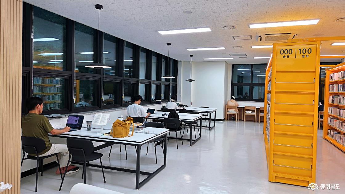 종합자료실을 이용하는 계룡시민들