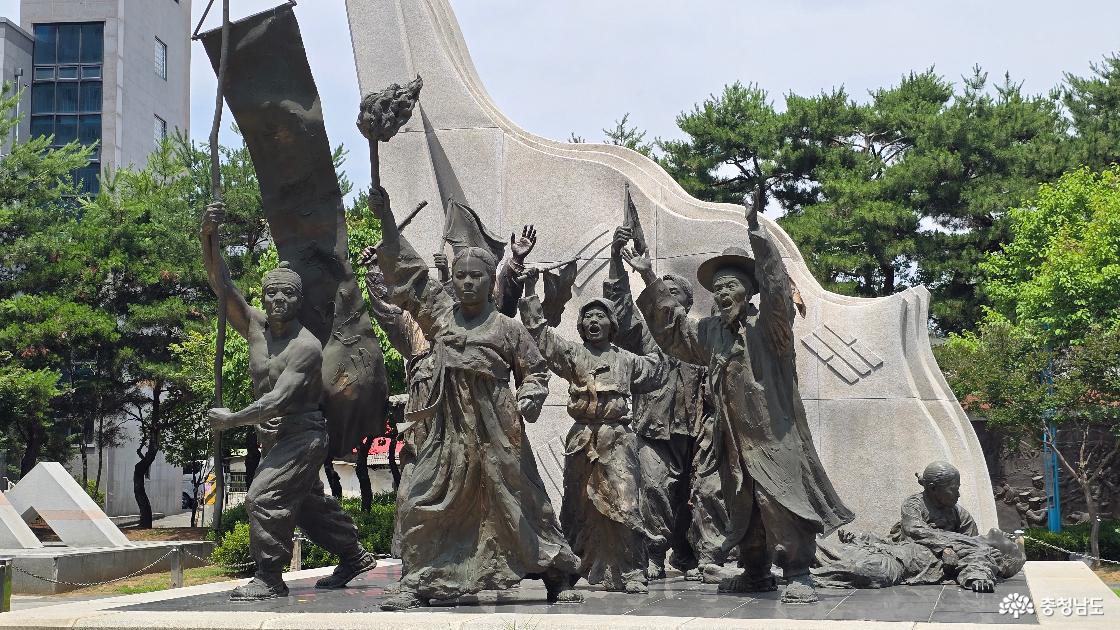 안우내 장터의 3.1 운동을 형상화 한 조형물