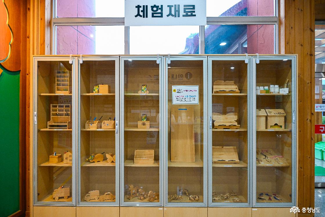 나무공작소 재료 전시