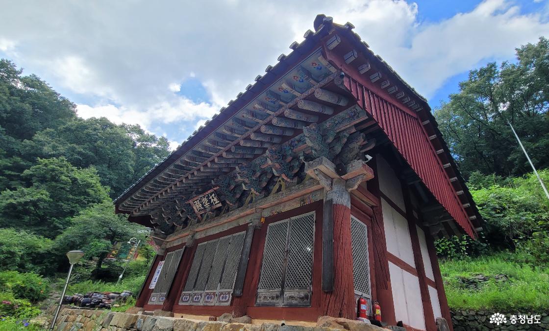천년고찰 충남 예산군 대련사 극락전 측면 전경。