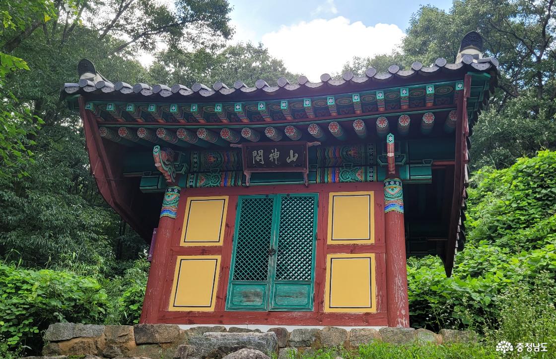 천년고찰 충남 예산군 대련사 산신각。