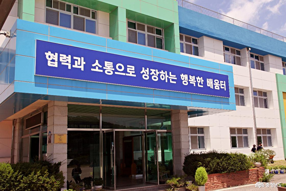기민중학교 본관 건물 입구 