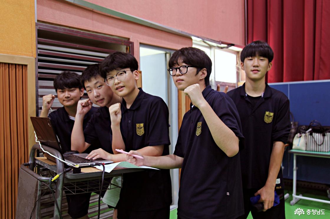 기민중학교 방송반 청소년들 
