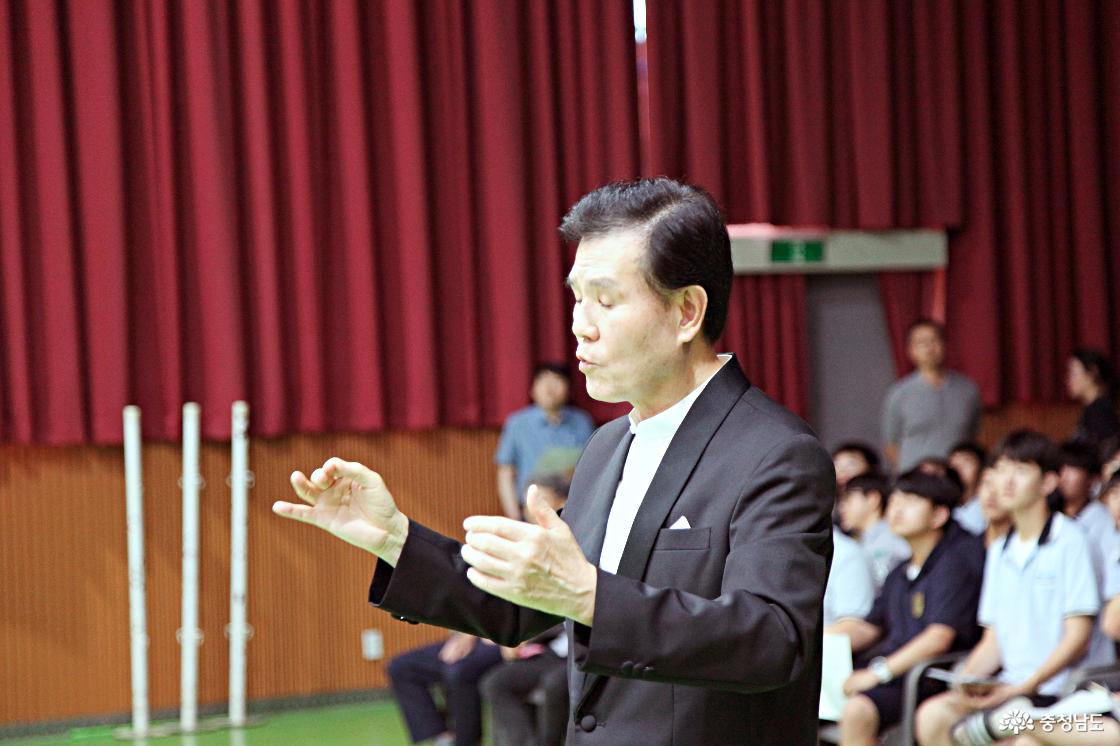 합창단 지휘자의 멋진 지휘 