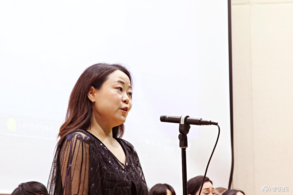 합창단원 중 여성 단원의 독창 모습 