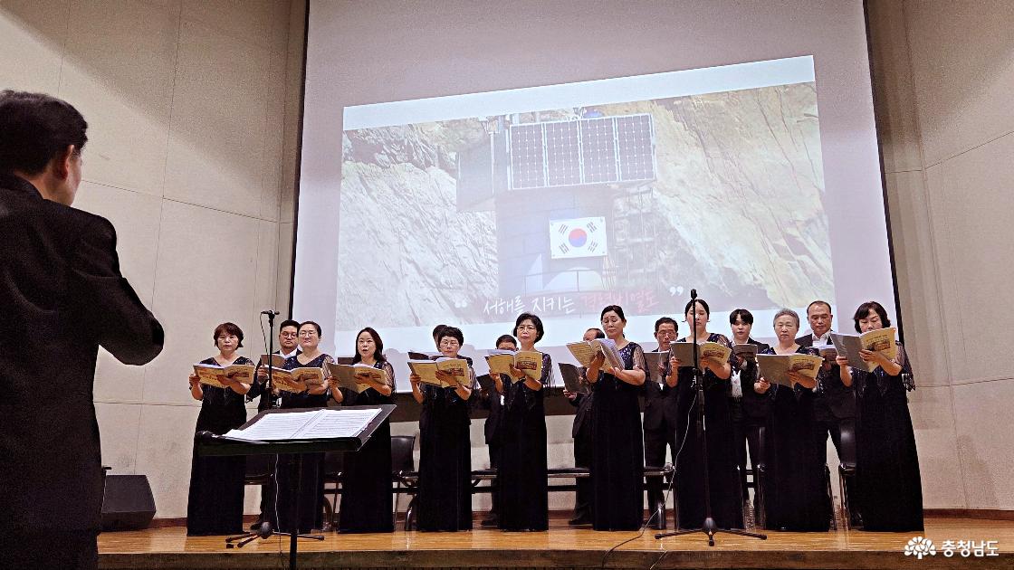 호국의 함성 공연의 열정이 가득한 기민중학교 체육관 