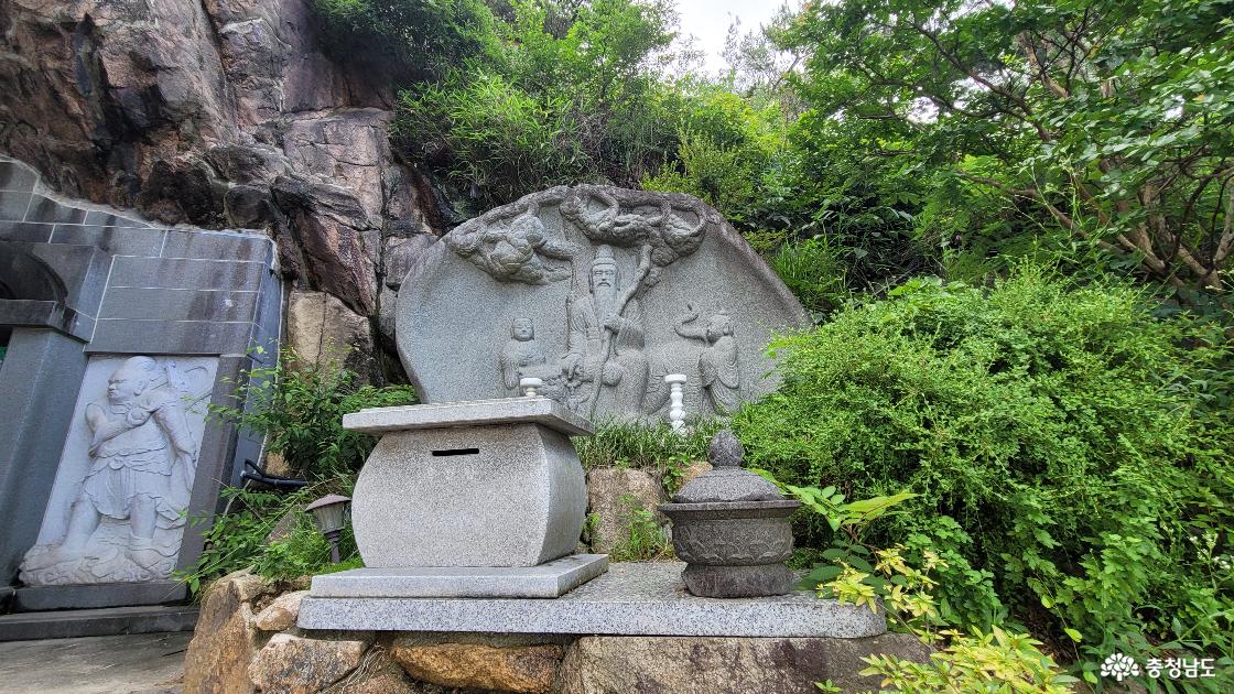 전통사찰 예산 법륜사 굴법당 입구의 산신상。 .