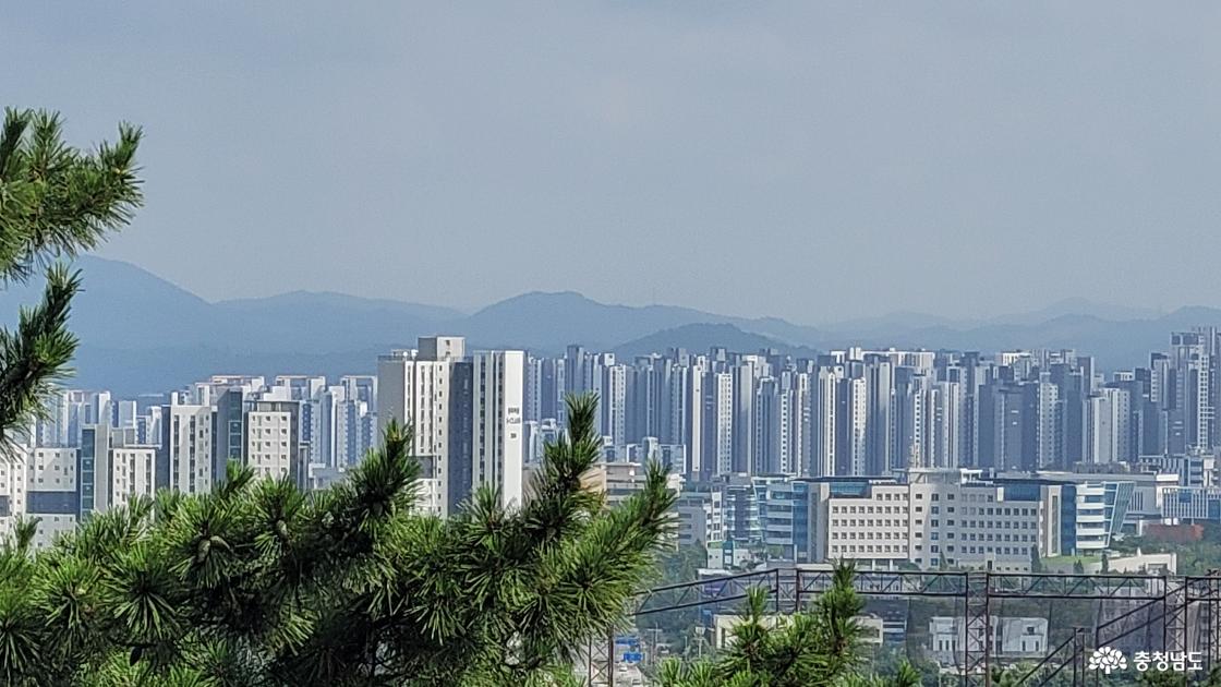 전통사찰 예산 법륜사에서 바라본 내포신도시 전경。