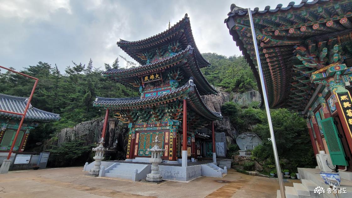 전통사찰 예산 법륜사 대웅전과 굴법당 전경。