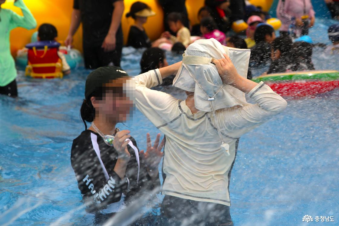 천진난만하게 놀고 있는 아이들