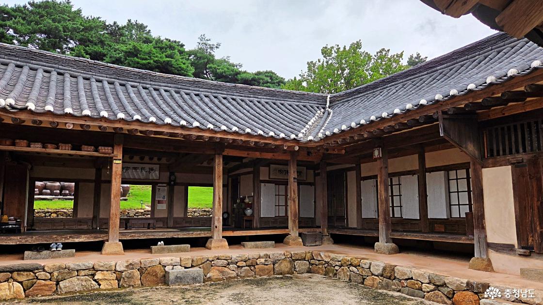 명재고택 안채 앞마당에서 본 모습