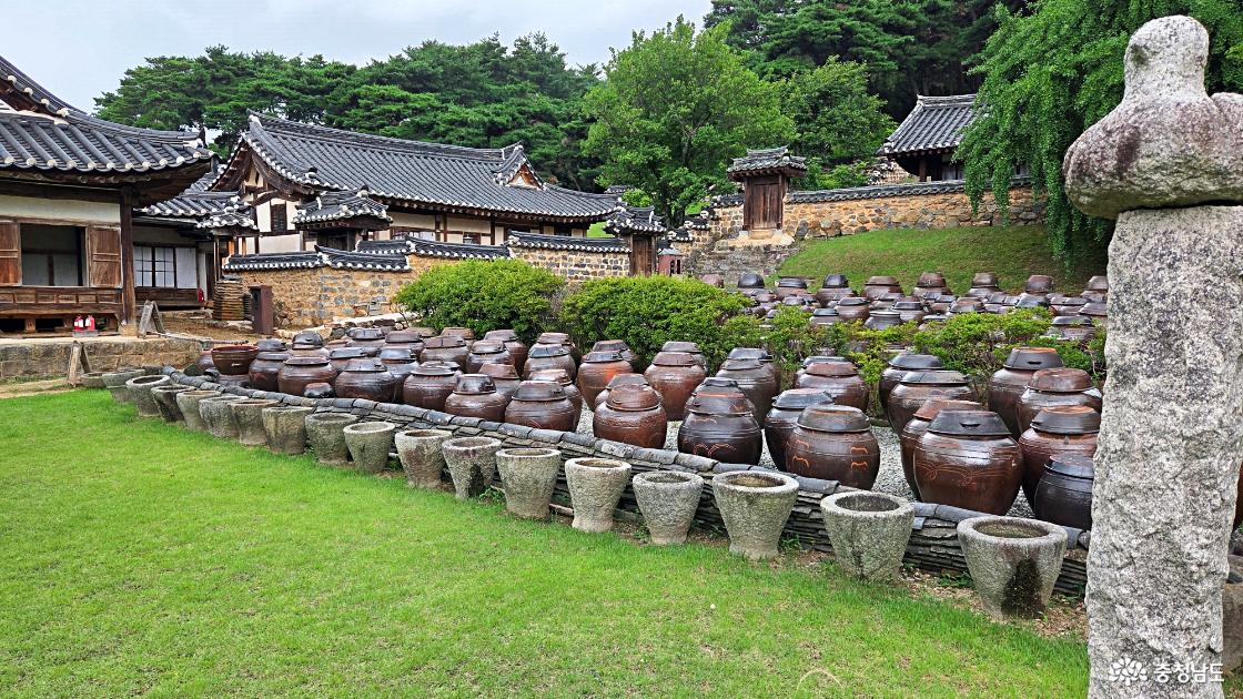 명재고택과 장독대