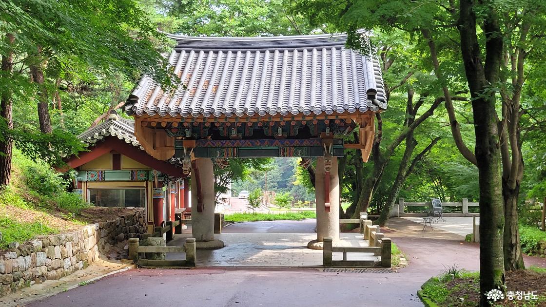 천년고찰 예산 덕숭산 수덕사 일주문.