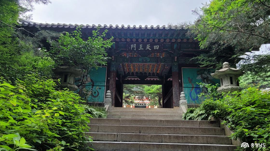 천년고찰 예산 덕숭산 수덕사 사천왕문.