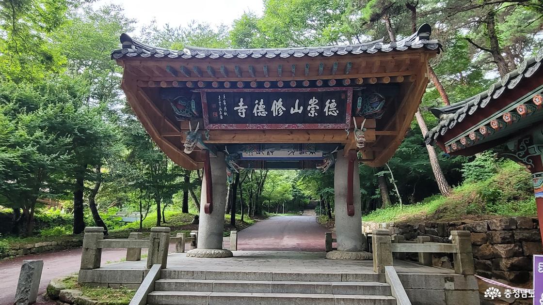 천년고찰 예산 덕수산 수덕사 일주문. 