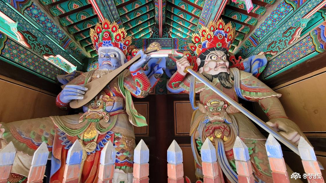 천년고찰 예산 덕수산 수덕사 사천왕문 동방 지국천왕(왼쪽)와 남방 증장천왕.