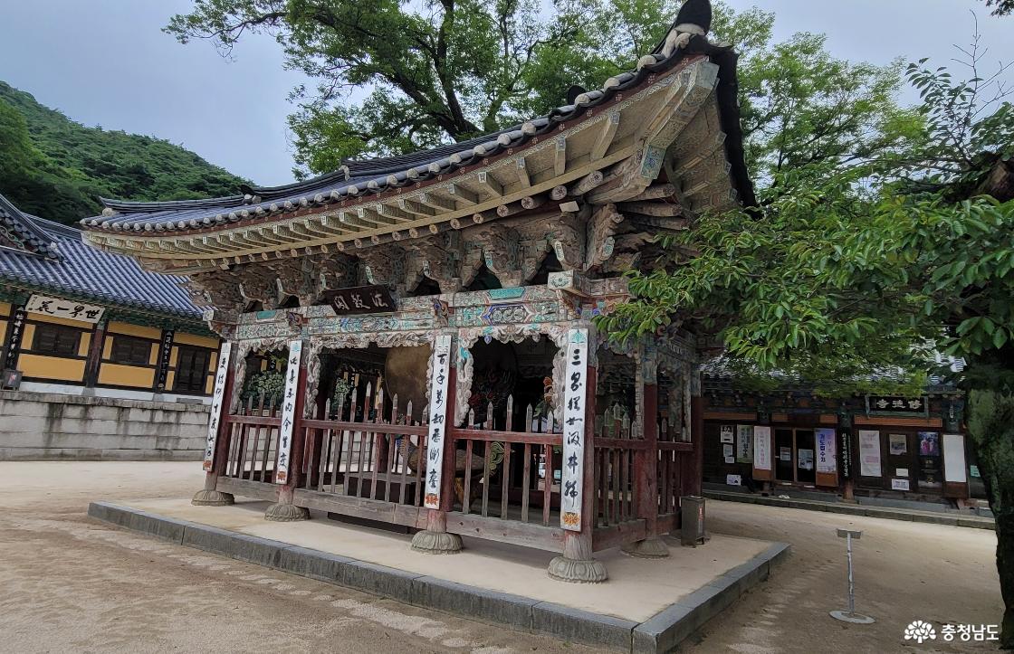 천년고찰 예산 덕숭산 수덕사 법고각.