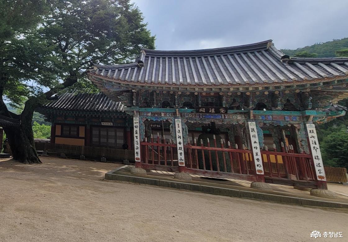 천년고찰 예산 덕숭산 수덕사 번종각.