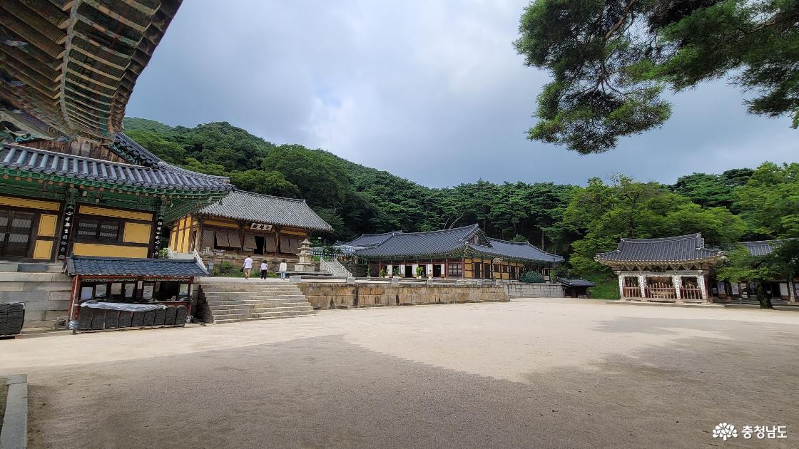 천년고찰 예산 덕숭산 수덕사 대웅전 중심의 전경. 