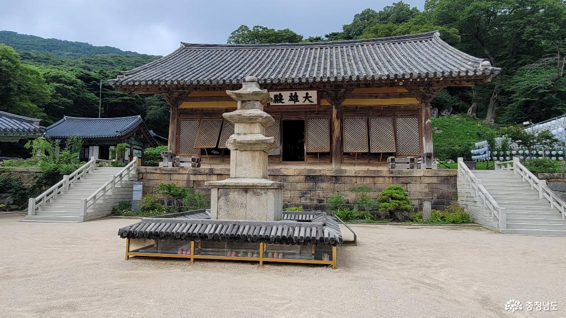 천년고찰 예산 덕숭산 수덕사 대웅전과 삼층석탑. 