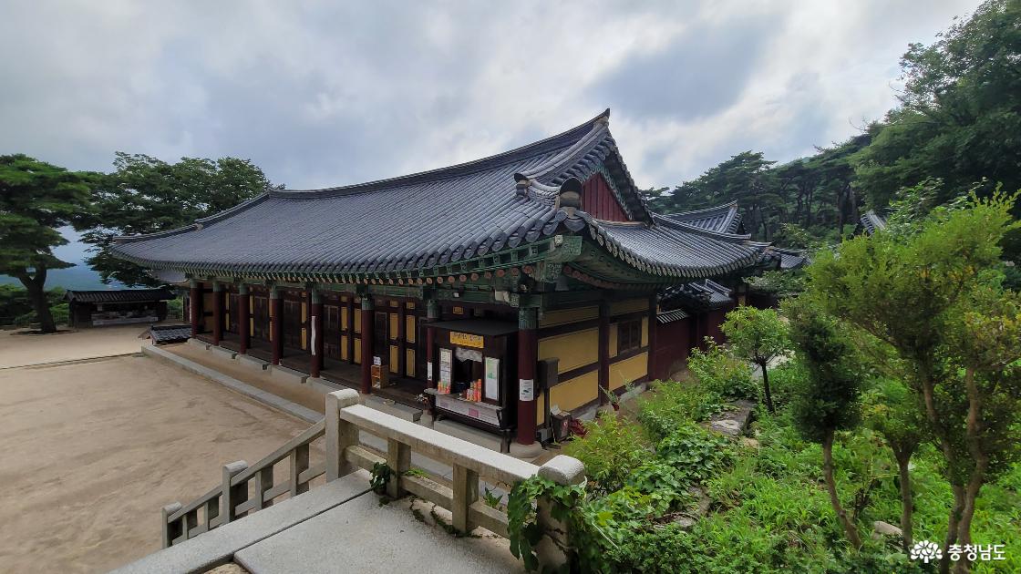 천년고찰 예산 덕숭산 수덕사 대웅전 우측의 백련당.