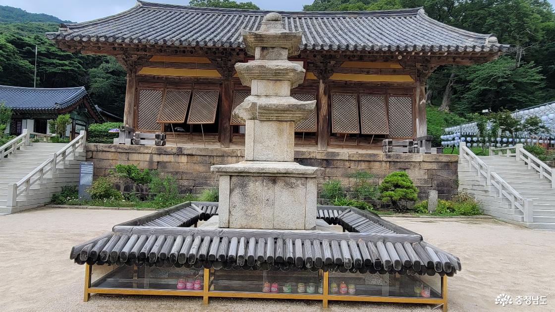 천년고찰 예산 덕숭산 수덕사 대웅전 마당의 삼층석탑.