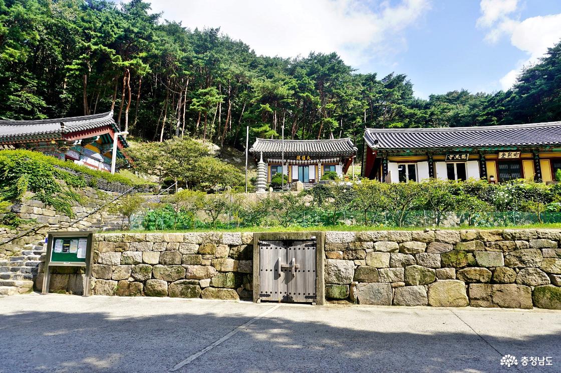 용봉산 7부능선에 자리잡은 사찰 용봉사