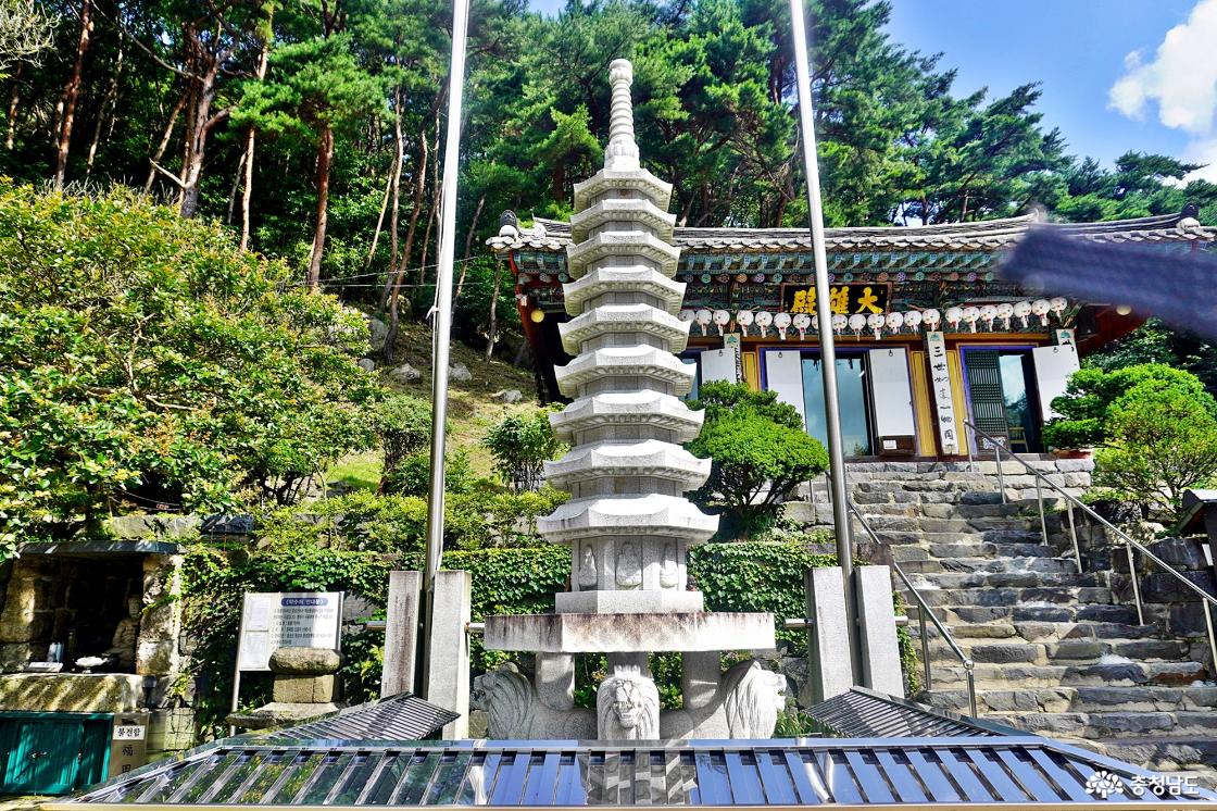 용봉사 9층석탑과 대웅전