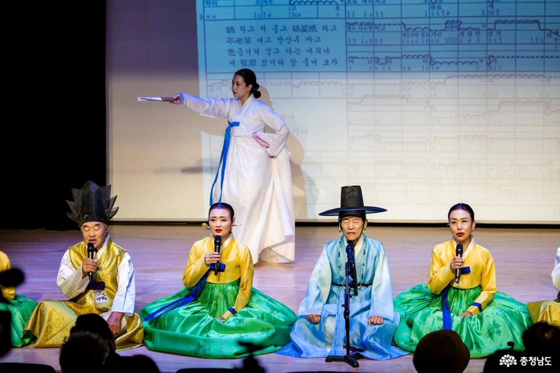 윗내포제시조 박선웅 보유자와 안종미 보존회장이 전승회원들과 함께 시조창을 선보이는 가운데, 뒤편에서는 심화영류 승무가 어우러지고 있다.