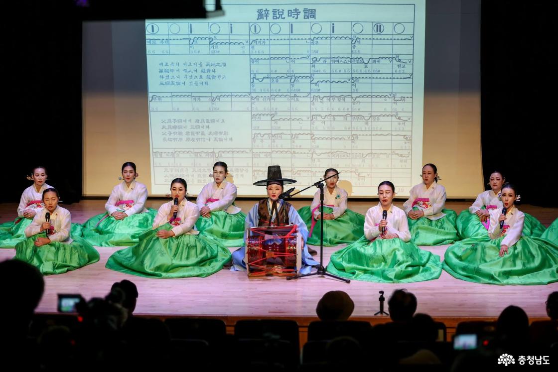 고운 한복을 차려입은 안종미 보존회장이 전승회원들과 함께 윗내포제시조의 깊고 멋스러운 선율을 들려주고 있다.