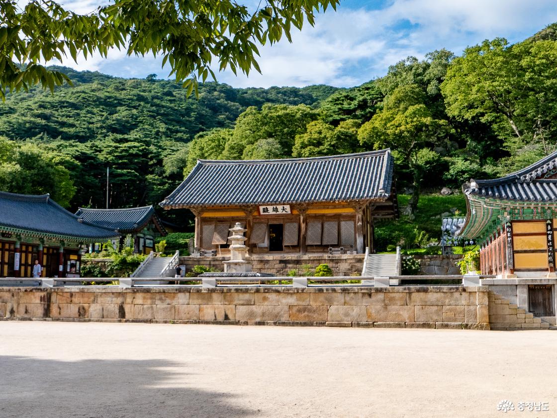 대웅전과 삼층석탑