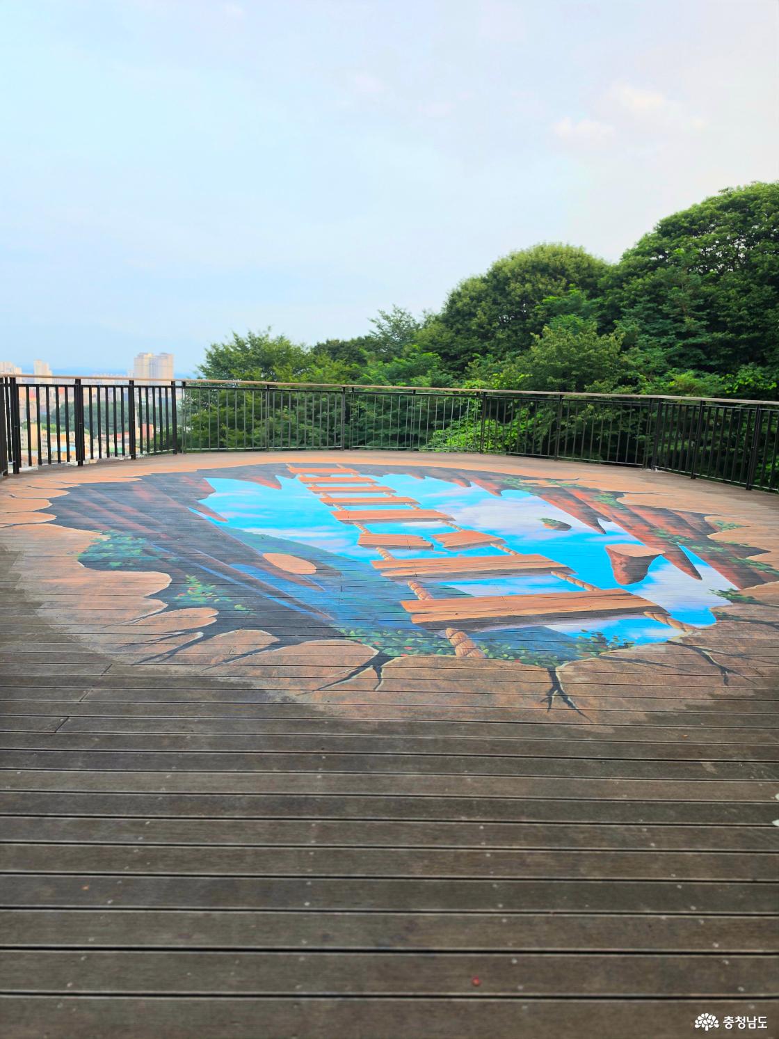 부춘산 황톳길의 트릭아트
