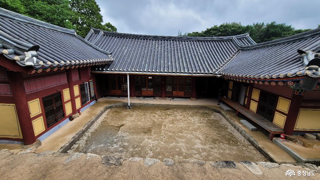 전통사찰 예산 보덕사 극락전에서 바라본 'ㅁ자' 구조의 사찰.