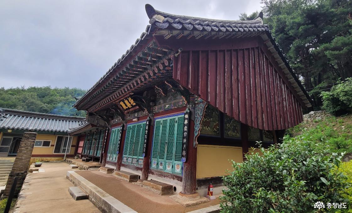 전통사찰 예산 보덕사 극락전 전경. 