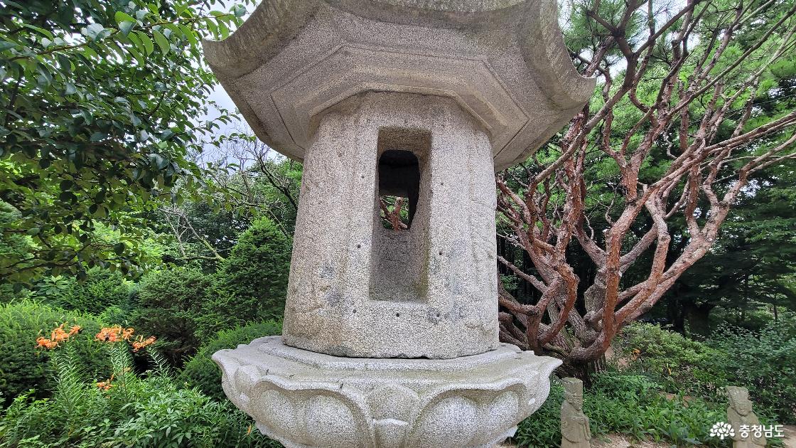 전통사찰 예산 보덕사 석등의 화사석.