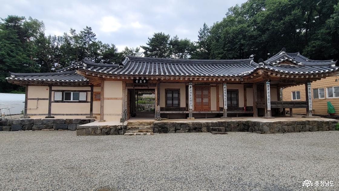 충남 예산군 전통사찰 화암사 전경. 입구가 마치 사대부의 집과 같다.