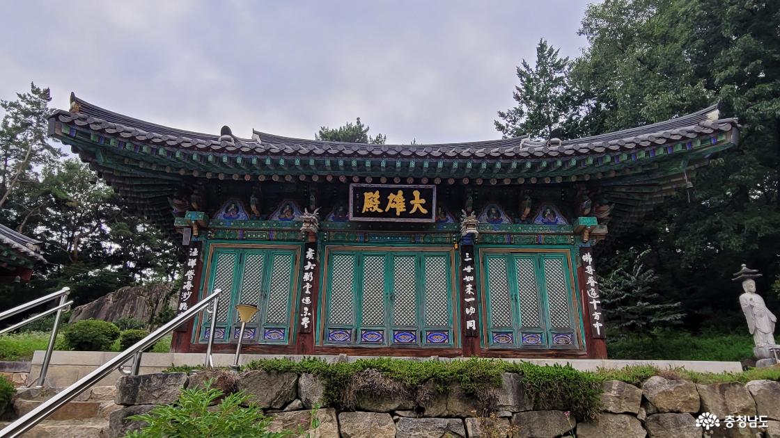 전통사찰 예산 화암사 대웅전.