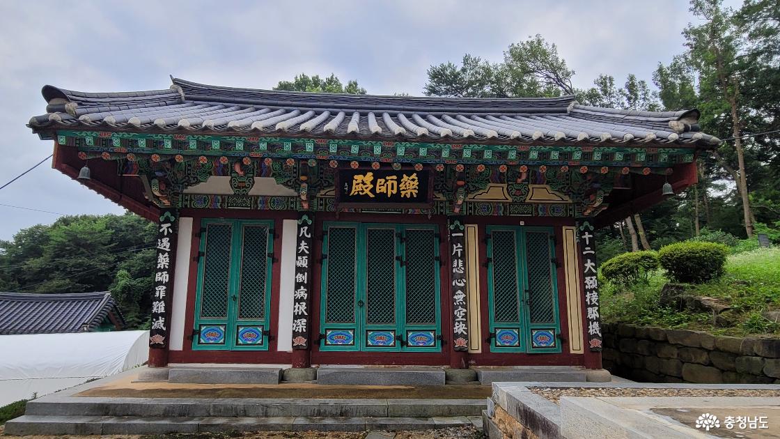 전통사찰 예산 화암사 약사전.