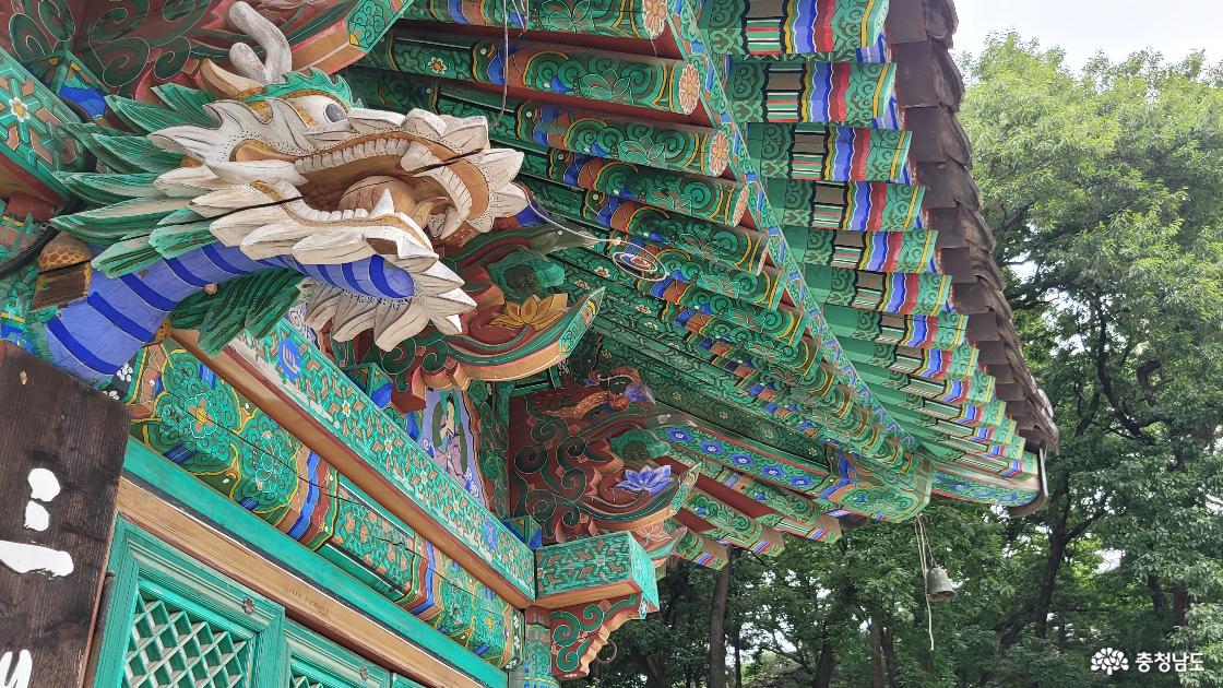 전통사찰 예산 화암사 대웅전 현판을 두마리 용이 지키고 있다. 