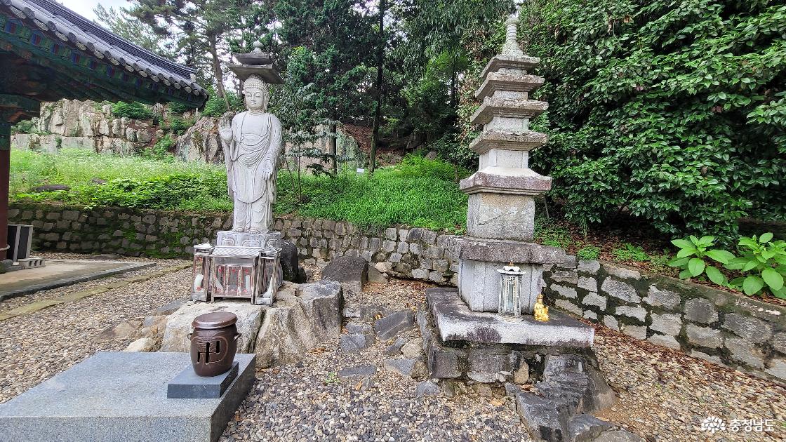 전통사찰 예산 화암사 석조미륵과 석탑. 
