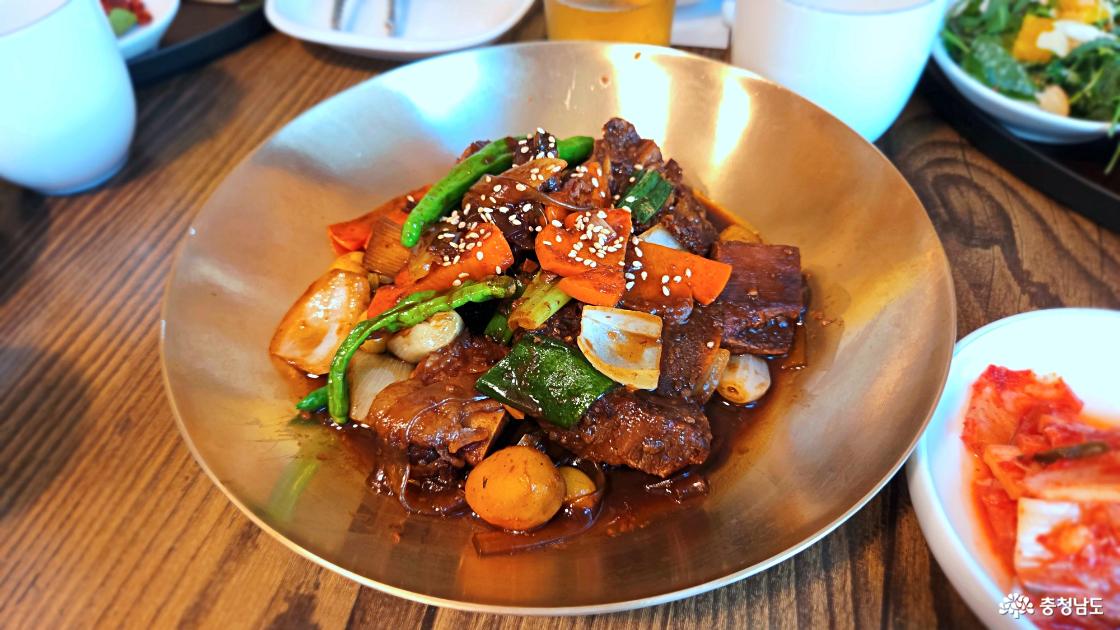 두툼한 소고기 갈비찜