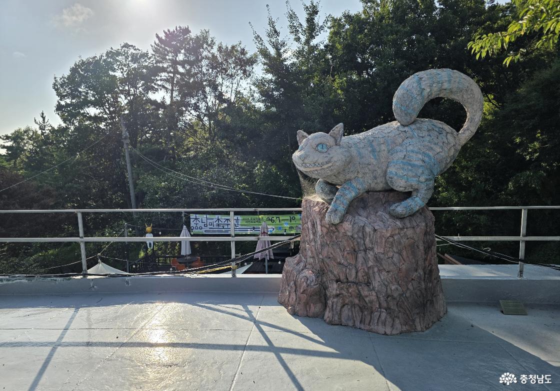 서해미술관 본관 출입구에서 보이는 옥상 작품