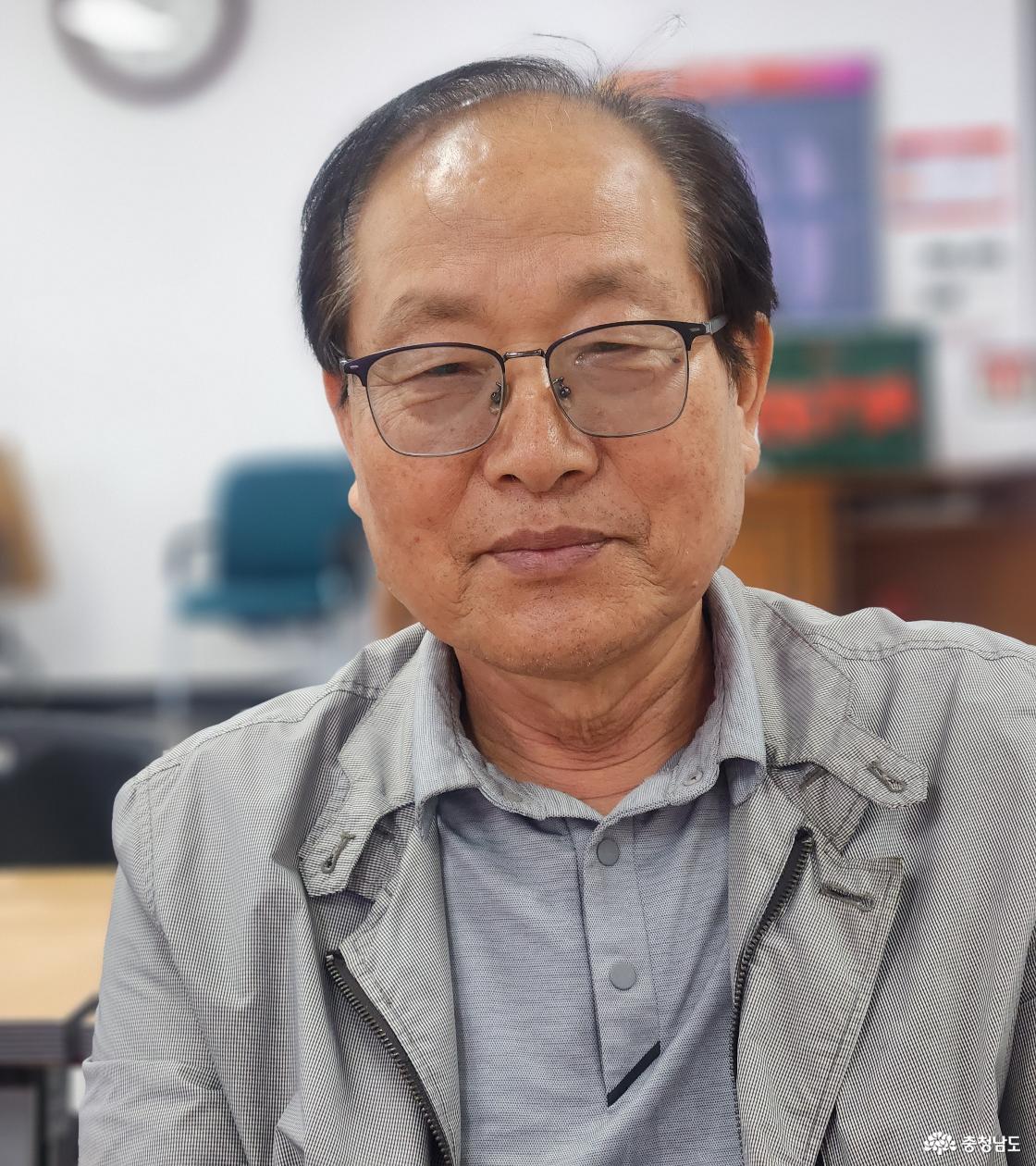 ‘람동(藍洞) 마을 소식’을 만들고 있는 박상길 이장. 그는 2025년 7월부터 매달 한 차례 소식지를 발행하고 있다.