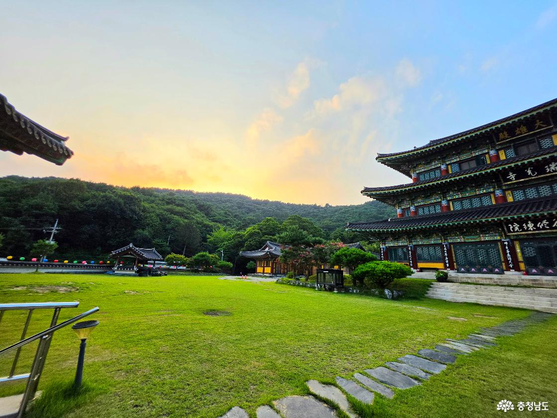 해가 부춘산 너머로 기울자 서광사 대웅전과 넓은 잔디마당 위로 저녁빛이 번졌다. 한낮의 열기가 조금씩 누그러지며 산사에도 느린 저녁이 찾아오고 있었다. 